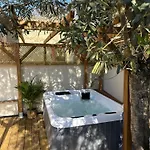 Tour Du Xviiie Siecle, 1 Chambre, Cinema & Jacuzzi 펜션