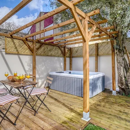 Сasa de vacaciones Tour Du Xviiie Siècle, 1 Chambre, Cinéma&jacuzzi Villenave-dʼOrnon