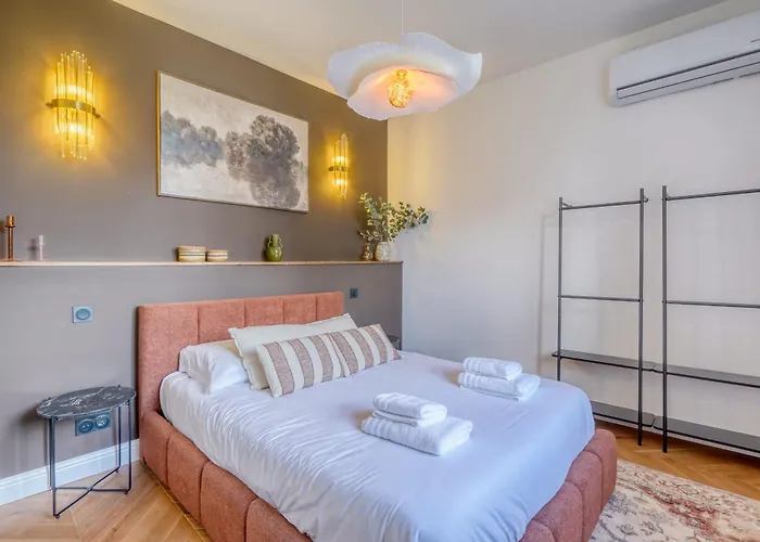 Tour Du Xviiie Siècle, 1 Chambre, Cinéma&jacuzzi *