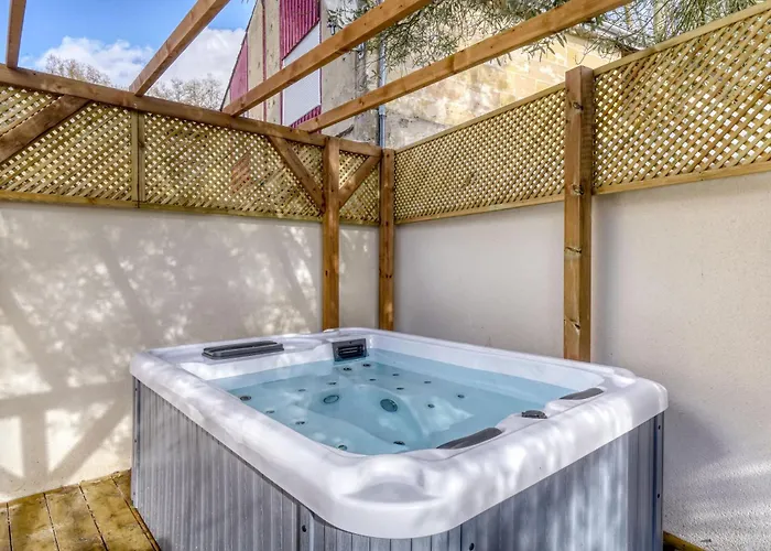 Сasa de vacaciones Tour Du Xviiie Siècle, 1 Chambre, Cinéma&jacuzzi