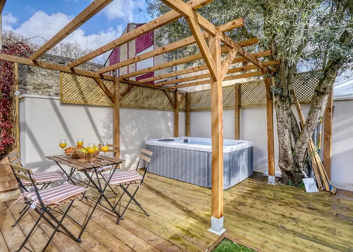 Сasa de vacaciones Tour Du Xviiie Siècle, 1 Chambre, Cinéma&jacuzzi Villenave-dʼOrnon