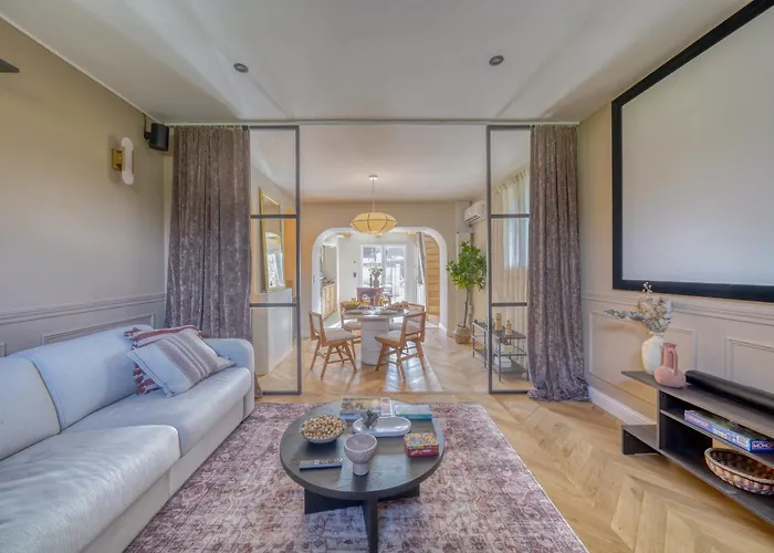 Tour Du Xviiie Siècle, 1 Chambre, Cinéma&jacuzzi